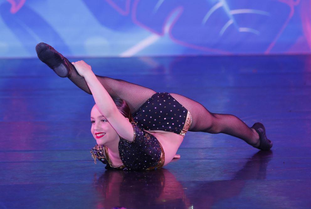 Dancer splits on stage